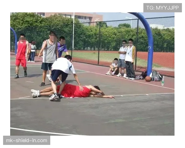 如何判定篮球比赛中非法身体接触的规则解析与说明